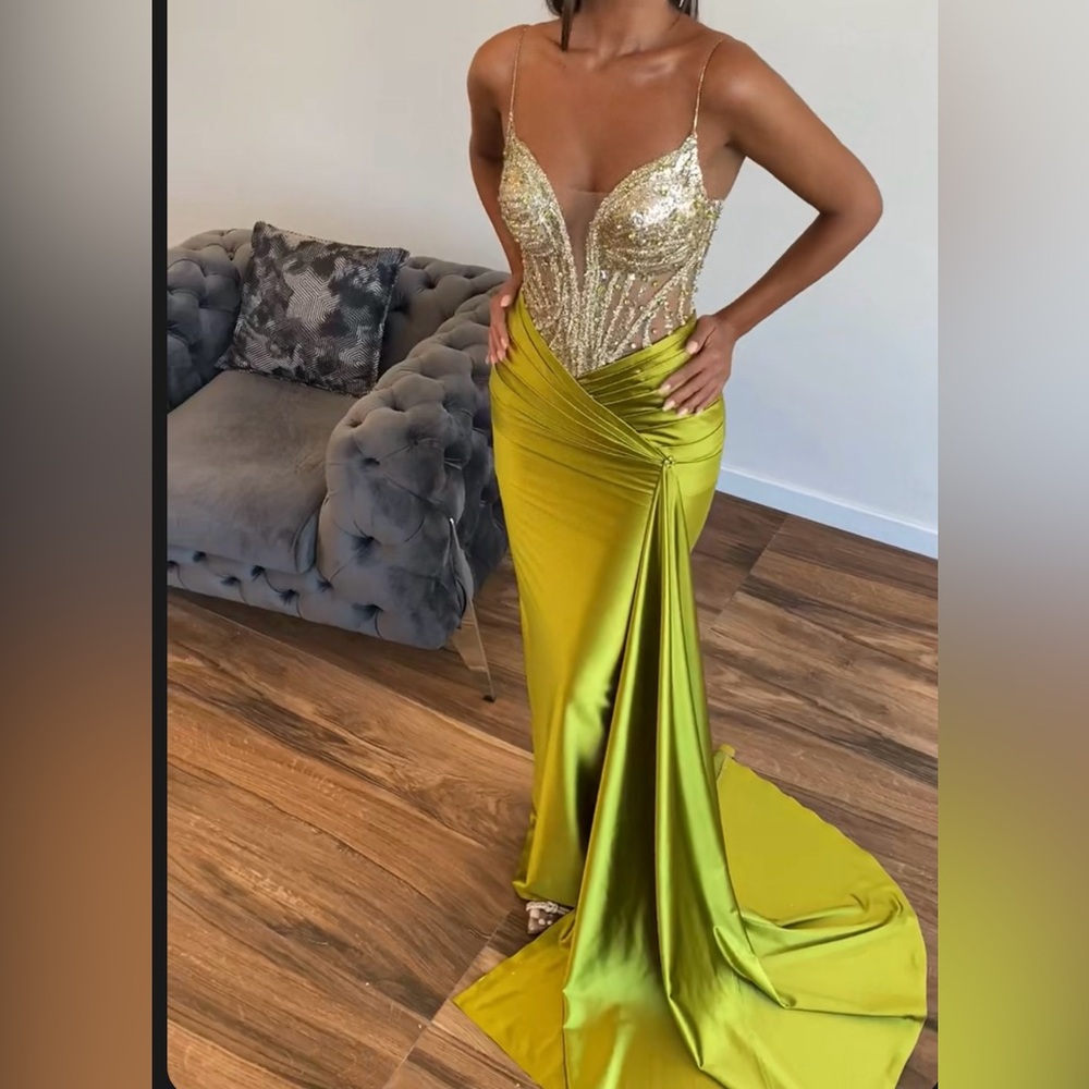 Stunning dress from minna fashion worn only once for sisters wedding